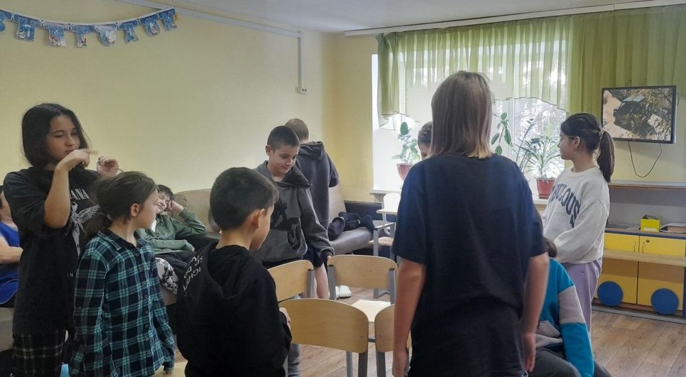 Музыкальный стул - весёлая и подвижная игра. Дети 2-го гастро играют после лечений